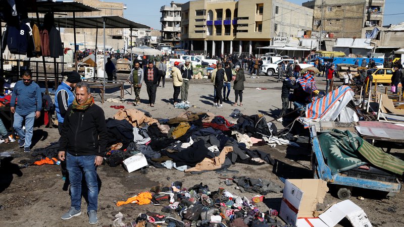 Fotografija: Prizorišče dvojnega samomorilskega napada v središču Bagdada. FOTO: Thaier Al-Sudani/Reuters