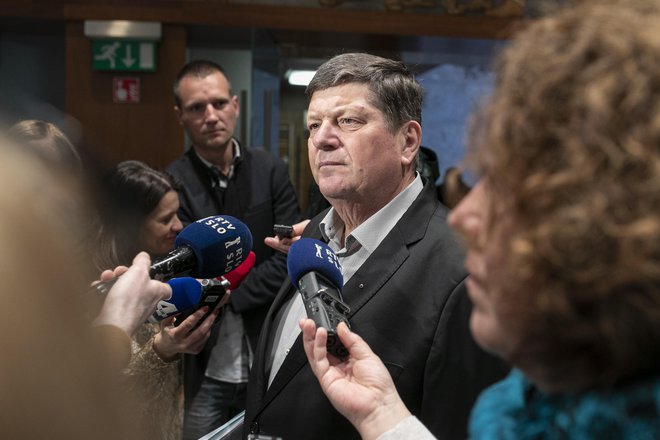 Franc Jurša, vodja poslancev Desusa, je pojasnil, da nezaupnice še niso preučili. FOTO: Vogel Voranc/Delo