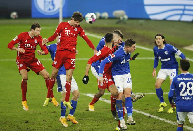 Thomas Müller je takole dosegel enega od svojih dveh golov v Gelsenkirchnu. FOTO: Leon Kügeler/Reuters