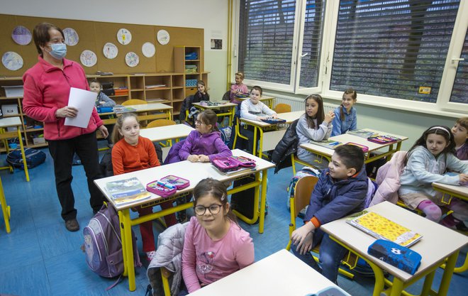 V devetih regijah so se v šolo vrnili najmlajši učenci. FOTO: Jože Suhadolnik/Delo
