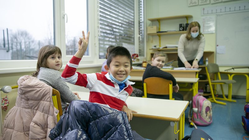 Fotografija: Ponovljeni prvi šolski dan je minil brez zapletov in z veliko nasmehi. FOTO: Jože Suhadolnik/Delo
