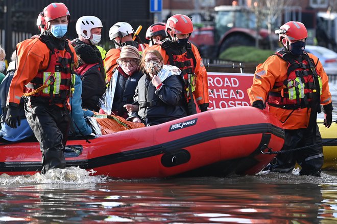 Tudi vse pogostejše poplave so posledica podnebnih sprememb. FOTO: Paul Ellis/AFP