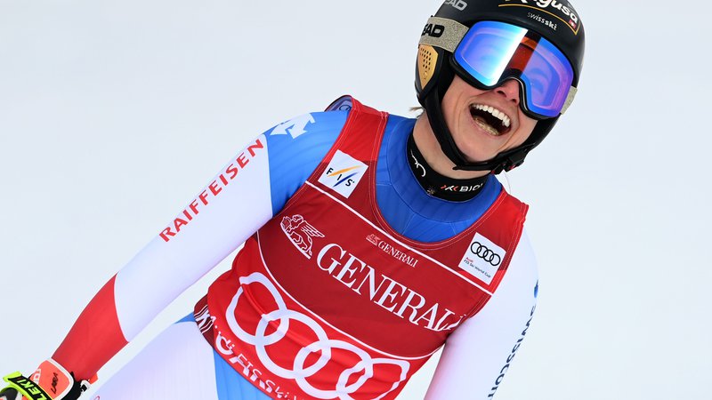 Fotografija: Lari Gut-Behrami je takole nasmejana prismučala v cilj superveleslaloma v Garmisch-Partenkirchnu. FOTO: Christof Stache/AFP