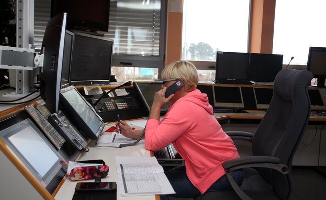 V Sloveniji sprejemajo klice na 112 v 13 regijskih centrih za obveščanje, 24-ur na dan, 365 oziroma 366 dni na leto. FOTO: Tadej Regent/Delo