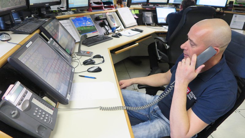 Fotografija: V povprečju sprejmejo operaterji številke 112 po vsej državi več kot 1400 klicev na dan. FOTO: Špela Ankele/Slovenske novice