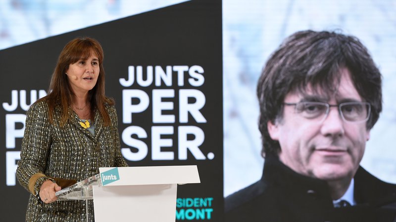 Fotografija: Laura Borràs je prvi glas stranke JxCat ​v Kataloniji. Za njo in hkrati pred njo stoji Carles Puigdemont v eksilu. Foto Josep Lago/AFP