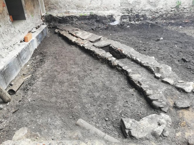 Ker stoji hiša znotraj srednjeveškega jedra, so pred obnovo opravili arheološka dela. Odkrili so odtočni kanal (na sliki) in nekaj srednjeveških predmetov.