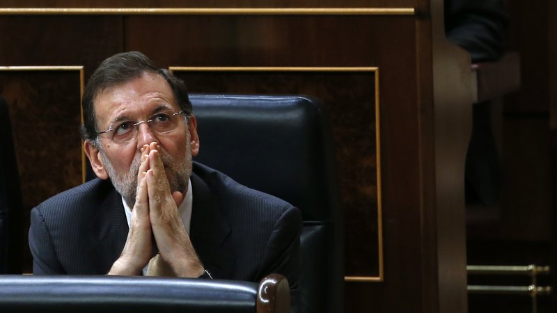 Fotografija: Glavni obdolženec Luis Barcenas pravi, da je Mariano Rajoy (na fotografiji), ki bo sicer zaslišan kot priča, vedel za nezakonito financiranje stranke, omenil je tudi posnetke, ki dokazujejo, da je Rajoy prejemal dodatke iz črnega fonda. FOTO: Juan Medina/Reuters