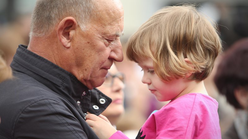 Fotografija: Dedek in vnučka. FOTO: Jure Eržen/Delo