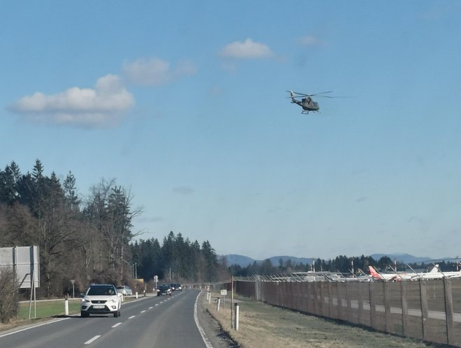 Proti Storžiču je letel tudi vojaški helikopter. FOTO: Š. J.