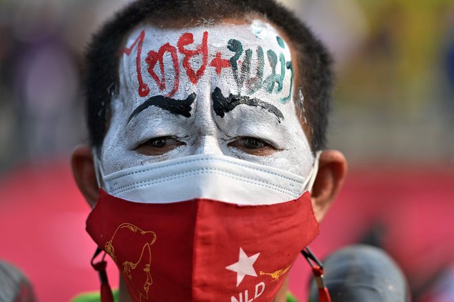 Protestnik proti vojaškim skupinam z napisom 'Burma' na čelu. FOTO: Mladen Antonov/AFP