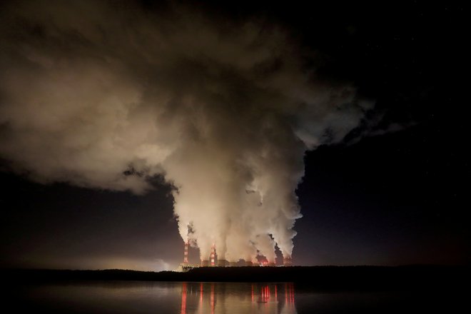 Največja elektrarna na premog v Evropi Belčatov na Poljskem je eden največjih onesnaževalcev s toplogrednimi plini, a še vedno obratuje. FOTO: Kacper Pempel/Reuters