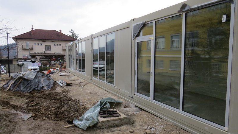 Fotografija: Prostorsko stisko v šoli bodo poskušali ublažiti z modularnim prizidkom, ki bo odprt predvidoma spomladi. FOTO: Bojan Rajšek/Delo