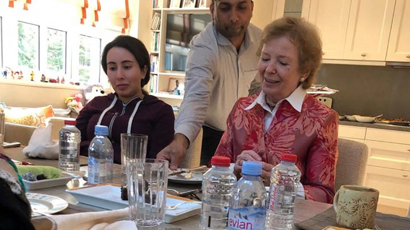 Fotografija: Latifa v družbi nekdanje predsednice Irske Mary Robinson, ko jo je ta leta 2018 obiskala v vlogi visoke komisarke Združenih narodov za človekove pravice. Tedaj jo je opisala kot težavno mlado žensko, ki potrebuje pomoč. Zdaj je prepričana, da jo je šejkova družina pretentala. FOTO: AFP