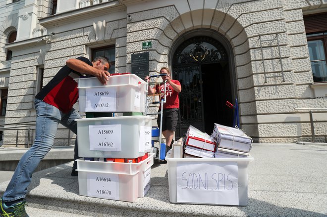 Spis v tej zadevi so na ljubljansko sodišče pripeljali v 50 škatlah. FOTO: Marko Feist/Slovenske novice