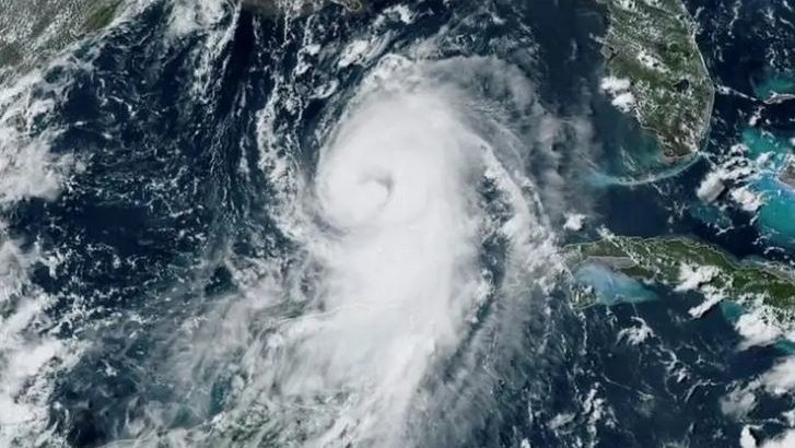 Fotografija: Orkan četrte kategorije lahko za več mesecev opustoši in onemogoči življenje na prizadetem območju. FOTO: Twitter, posnetek zaslona