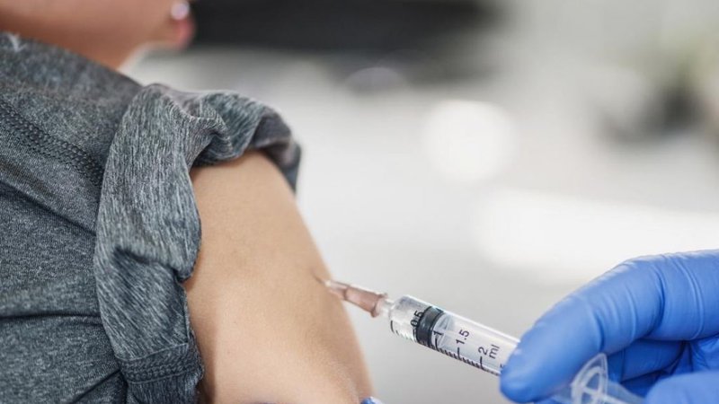 Fotografija: S cepivom Pfizerja in Biontecha so doslej cepili nekaj tisoč Slovencev. FOTO: Getty Images