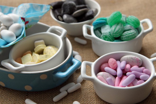 Je pogostejše uživanje najrazličnejših sladkarij med epidemijo prineslo tudi kakšen kilogram več? FOTO: Blaž Samec/Delo