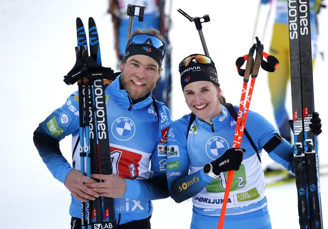 Antonin Guigonnat in Julia Simon sta ugnala vso konkurenco, tudi favorizirano skandinavsko. FOTO: Matej Družnik/Delo