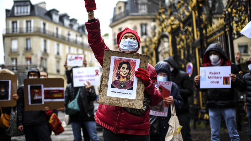 Fotografija: Demonstranti pred veleposlaništvom Burme v Parizu med protesti proti vojaškemu puču držijo plakate in vzklikajo parole ter zahtevajo izpustitev pridržane voditeljice. FOTO: Christophe Archambault/AFP
