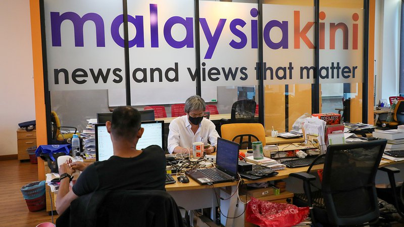 Fotografija: Sedež neodvisnega spletnega portala Malaysiakini. FOTO: Lim Huey Teng/Reuters