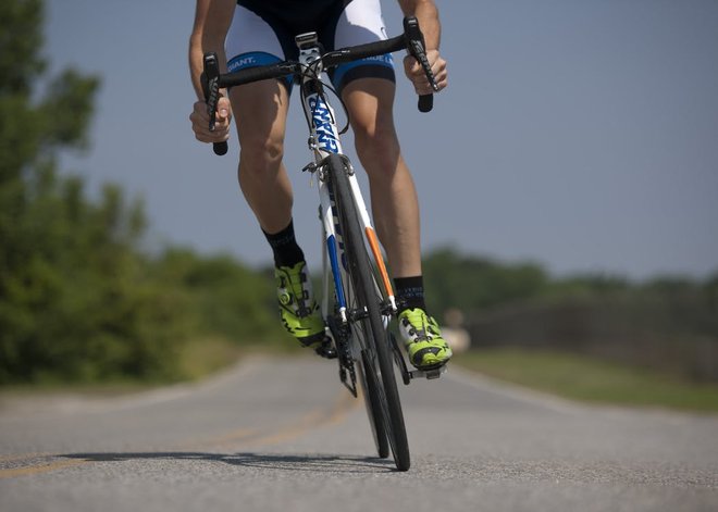 Preden se odpravite na tekmo, poskrbite za <strong>varno in vzdrževano cestno kolo</strong> ter za udobno kolesarsko opremo in kolesarski dres. FOTO: Hervis
