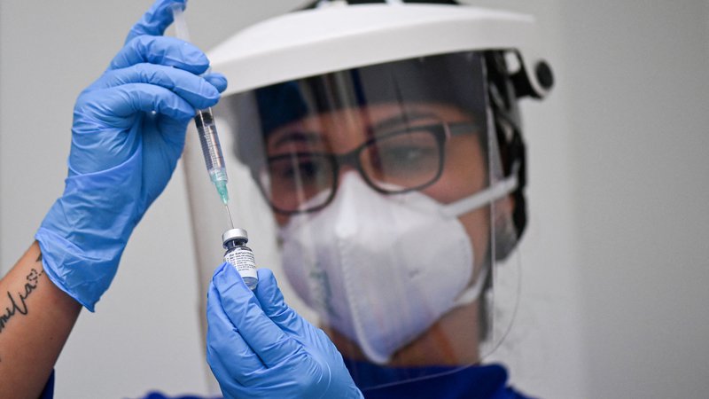 Fotografija: Cepljenje s Pfizer-Biontechovim cepivom v kolumbijskem Caliju. FOTO: Luis Robayo/AFP