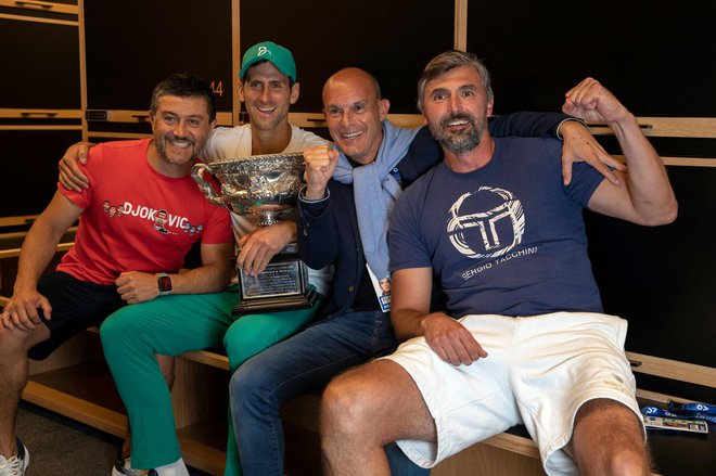 Novak Đoković (drugi z leve) je proslavil tudi zadnji uspeh z najbližjimi sodelavci. Levo Ulises Badio. FOTO: Fiona Hamilton/AFP
