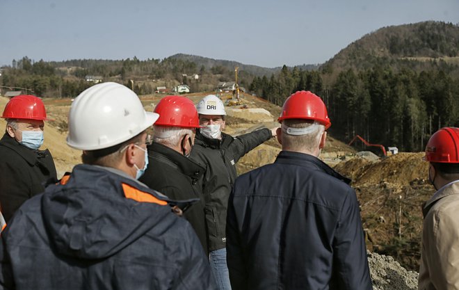 Župani Velenja, Šoštanja, Mislinje in Slovenj Gradca so si s predstavniki Darsa ogledali gradbišče dela tretje razvojne osi v Gaberkah. FOTO: Blaž Samec/Delo