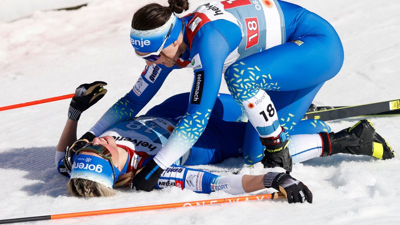 Fotografija: Slovenki Eva Urevc in Anamarija Lampić sta Sloveniji pritekli že peto kolajno na nordijskem SP v Oberstdorfu. FOTO: Odd Andersen/AFP