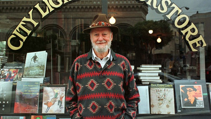 Fotografija: Lawrence Ferlinghetti pred svojo knjigarno v San Franciscu
FOTO: Reuters