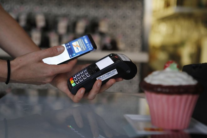 Mobilne banke omogočajo plačevanje računov tudi brez terminalov. FOTO: Leon Vidic/Delo