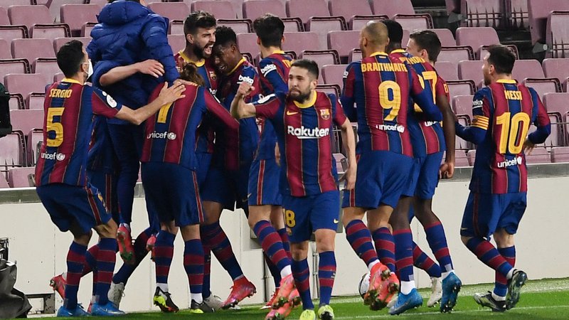 Fotografija: Neizmerno veselje nogometašev Barcelone nakazuje, da bi lahko bil pred katalonskim moštvom uspešen zaključek sezone. FOTO: Josep Lago/AFP