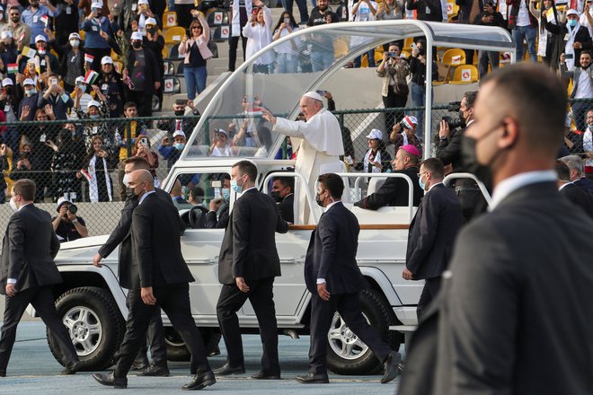 Papež je še pred začetkom maše zbrane vernike pozdravil z vožnjo v papamobilu po stadionu. FOTO: Azad Lashkari/Reuters