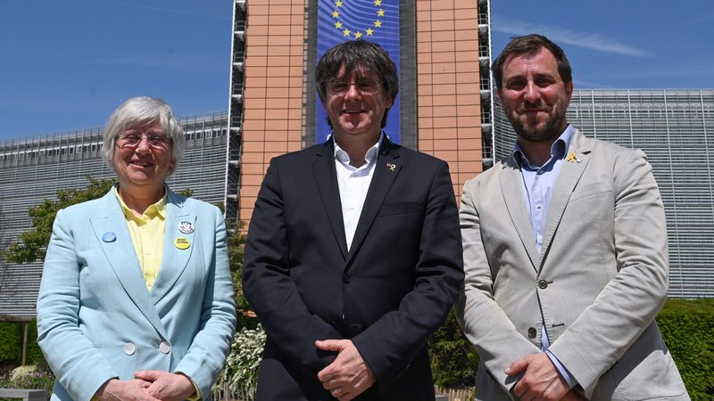 Fotografija: Carles Puigdemont (na sredi) ob Clari Ponsati in Toniju Cominu. Trije zagovorniki katalonske neodvisnosti so pred glasovanjem napovedali, da se bodo v primeru odvzema imunitete pritožili na Sodišče EU. FOTO: Emmanuel Dunand/AFP