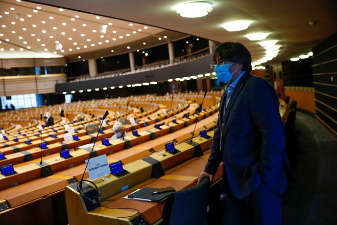 Carles Puigdemont ob včerajšnji počastitvi 8. marca v evropskem parlamentu. FOTO: Francisco Seco/AFP