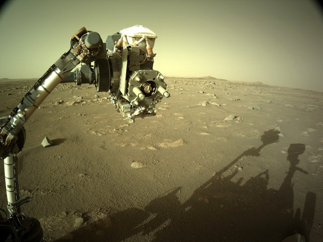 Rover pogosto fotografira sebe. Inženirji tako vidijo, v kakšnem stanju je. FOTO: NASA/JPL-Caltech/ASU