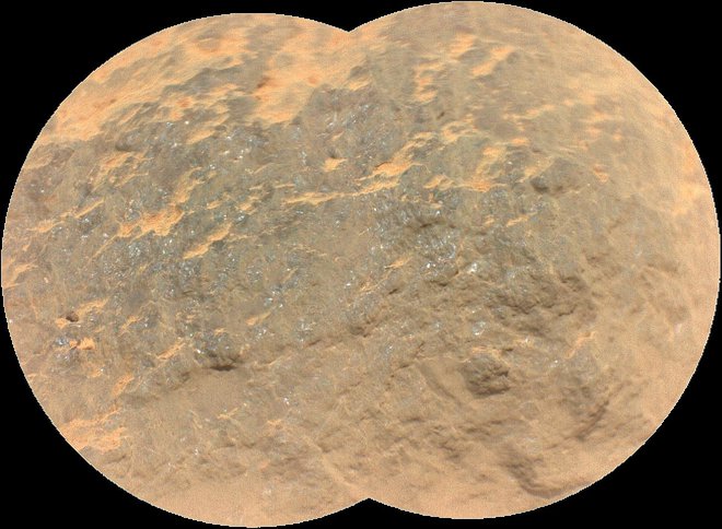 Bližnji posnetek kamna, imenovanega Yeehgo, kar v jeziku prvotnih prebivalcev Amerike pomeni marljiv, ki se ga je lotil instrument supercam. To je eden najnaprednejših instrumentov, s katerim bodo raziskovali geologijo Marsa. FOTO: NASA/JPL-Caltech/LANL/CNES/CNRS/ASU/MSSS