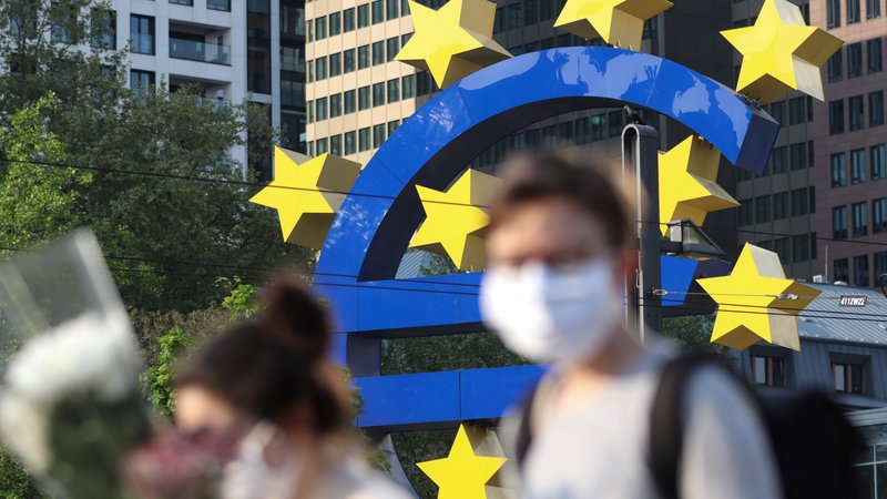 Fotografija: ECB zaradi blaženja posledic epidemije nadaljuje močno spodbujevalno denarno politiko. FOTO: Yann Schreiber/AFP