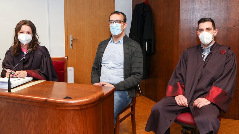 Fotografija: Ivan Gale v spremstvu odvetnikov Maje Koršič Potočnik (levo) in Marka Majstorovića FOTO: Marko Feist/Delo