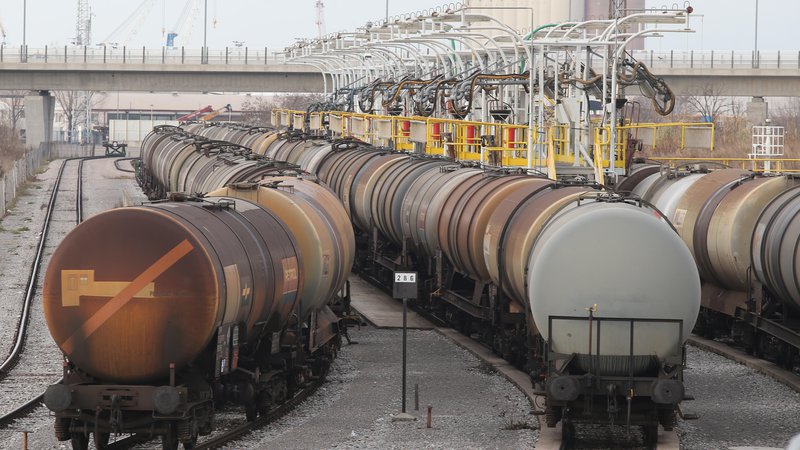 Fotografija: Zaradi omejitvenih ukrepov v Italiji se je izvoz naftnih derivatov v to našo zahodno sosedo skrčil za 355 milijonov evrov. Foto Igor Zaplatil