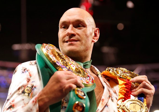 Tyson Fury si lasti šampionski pas združenja WBC. FOTO: Steve Marcus/Reuters