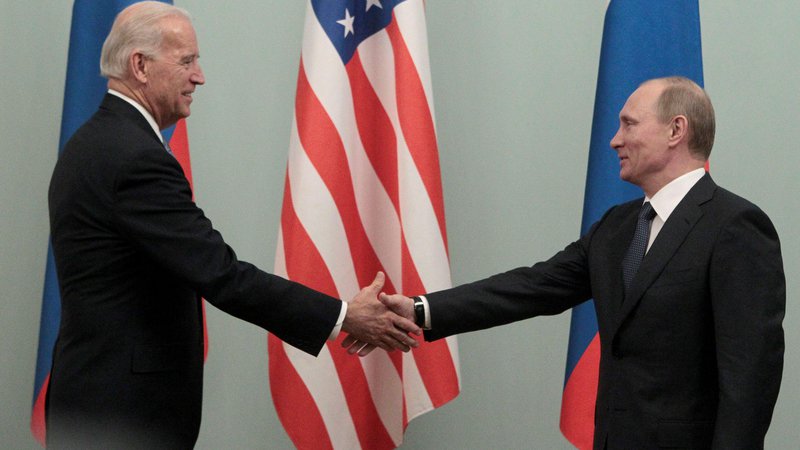 Fotografija: Joe Biden (levo) in Vladimir Putin si po zadnjih obtožbah najbrž še lep čas ne bosta segla v roke. FOTO: Alexander Natruskin/Reuters