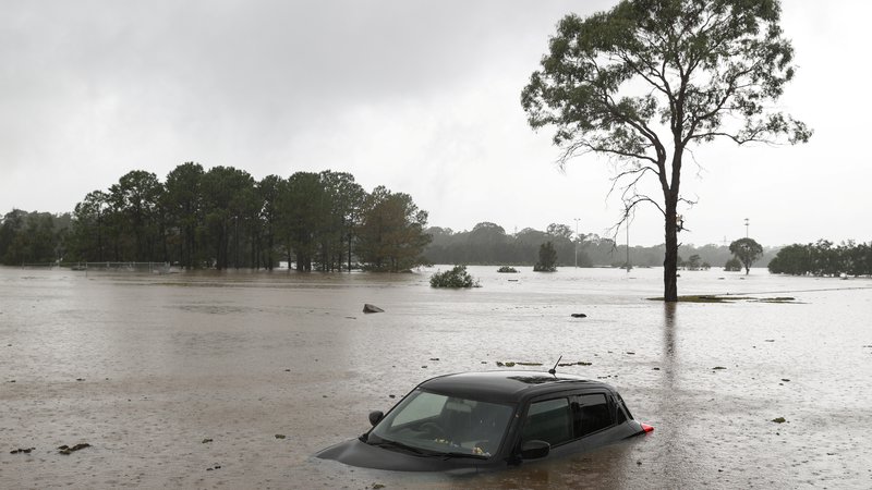 Fotografija: V poplavljenem predmestju Windsor je poplava odnesla številna vozila. FOTO: Loren Elliott/Reuters
