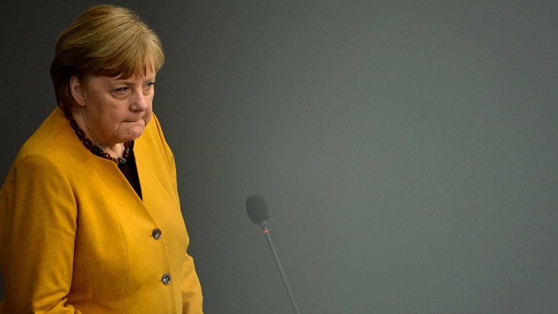 Fotografija: Kanclerka Angela Merkel se je opravičila za napačno odločitev o zaprtju gospodarstva za dodatna dva dni med velikonočnimi prazniki. FOTO: Tobias Schwarz/AFP