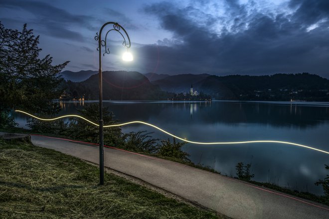 Svetila v mestnem jedru in na sprehajalnih poteh okoli jezera so bila razvita posebej za Bled. FOTO: Klemen Razinger