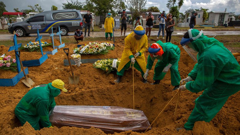Fotografija: V Braziliji, ki po smrtih zaostaja le za ZDA, je umrlo več kot 300.000 bolnikov s covidom-19. Foto Michael Dantas/AFP