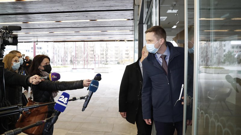 Fotografija: Igor Zorčič je ob svojem odhodu iz poslanske skupine napovedal, da bo o njegovi funkciji odločal državni zbor. FOTO: Leon Vidic/Delo