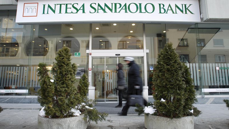 Fotografija: Tudi v peti največji slovenski banki je epidemija oklestila dobiček. FOTO: Leon Vidic/Delo