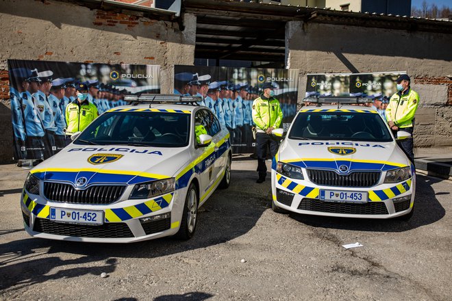 Vozila avtocestne policije imajo posebno označbo. FOTO: Voranc Vogel/Delo